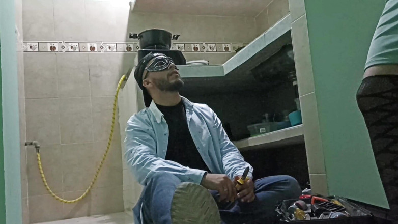Swingersamateur40: Saya Mengongkek Tukang paip semasa suami saya bekerja... Saya harap...