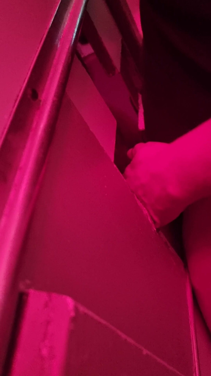 R b hubby: Un altro sconosciuto al gloryhole per la figa stretta della...