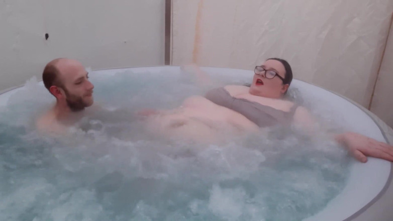 SSBBWLadyBrads: SSBBW břicho tře ve vířivce s kamarádem
