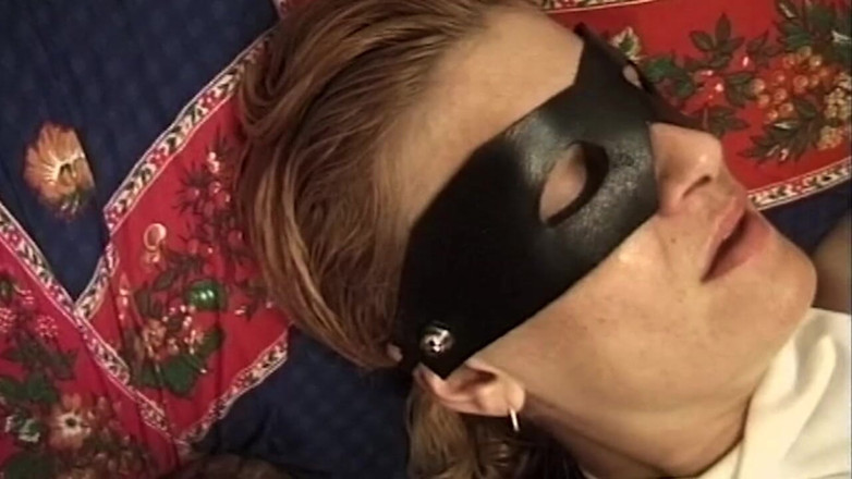 Bangora MILFs: Tante seksi dengan penutup mata lagi asik fingering dan dudukin...