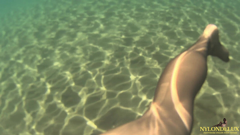 Nylondelux: Bodysuit dan Stoking Mengusik Di Bawah Laut