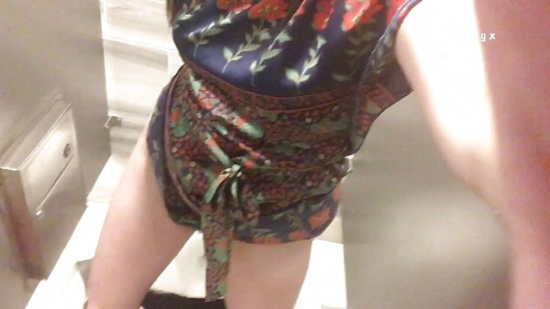 MiaNyx: Compilation de pipi dans les toilettes humides