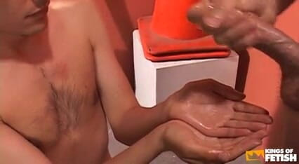 Gay Diaries: Tres chicos cachondos chupan sus pollas peludas y se comen...