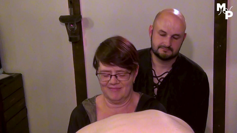 Schwester Sandra: Maîtresse Sandra et Marcus Pollack fistent leur esclave bi