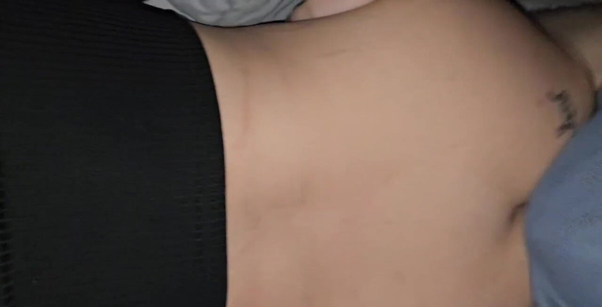 Funhousewife69: Fui a la cama sin pantalones y se aprovechó lol...