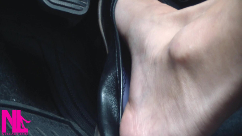 Nyllady: Revving et conduite dans des appartements en cuir noir sur...