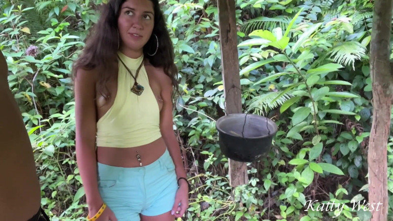 Katty West: Une touriste perdue dans la jungle tombe sur une sauvage...