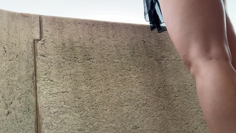 No panties TV: Sexy caliente y apretado coño afeitado petite morena se quita...