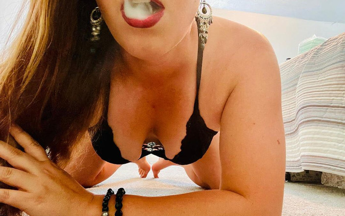 SouthernBellSmoker: Sexy latina vapes in het zwart