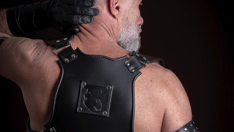 MusclesCigarsFFPig: चमड़े के चैप्स और पाइप पाइप
