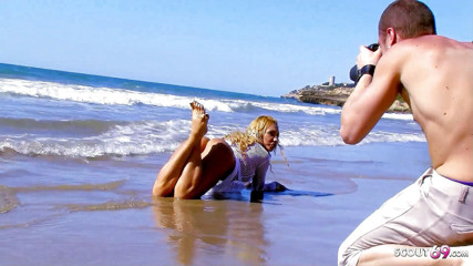 Full porn collection: Une MILF blonde sexy se fait enculer pendant une séance...