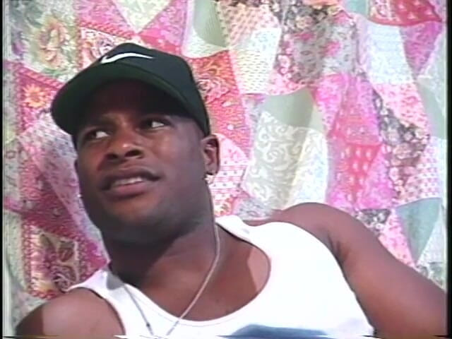 Hot and Wet: Une salope noire avec de beaux seins dans la chambre...