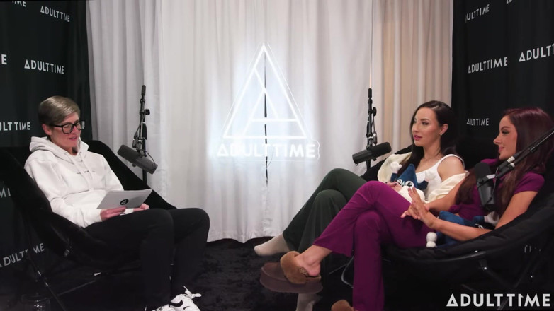 Adult Time Podcast: Des stars du font un podcast après une rencontre lesbienne