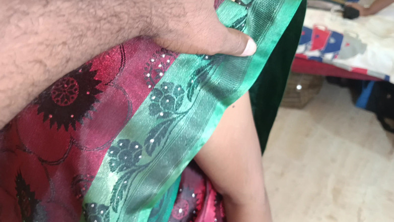 Inba: Phụ nữ dễ thương saree đỏ