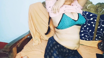 Desi Angel: Une belle-mère indienne sexy séduit et excitée pour baiser son...