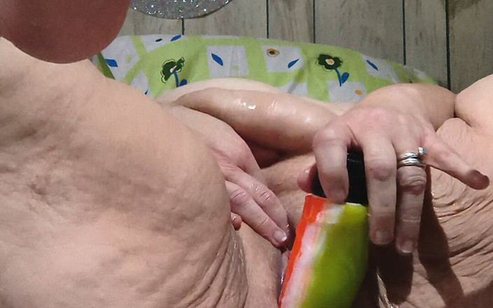 HerculesnVENUS: Elle jouit 10 fois d’affilée avec ce gode orange