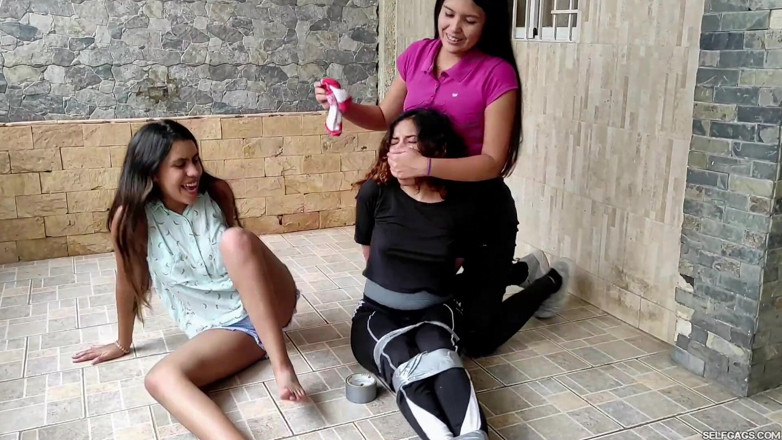 Selfgags Latina Bondage: Пожалуйста, не заставляй меня скучать по конкурсу танцев!
