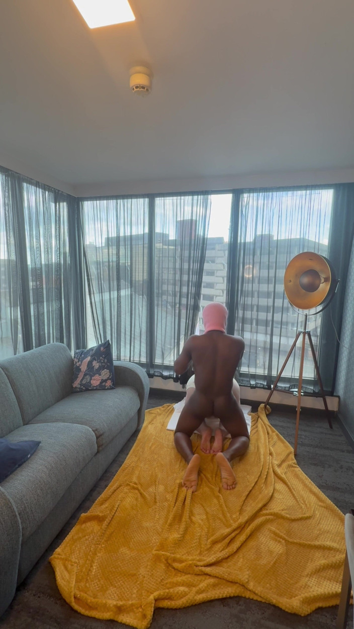 Nofaceguy09: 窓が見えるホテルの部屋で初めてのBBCとPOVセックス