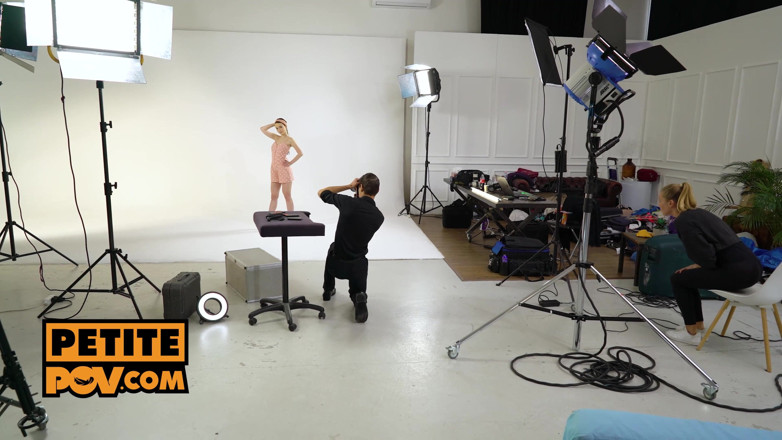 Petite POV: En primer plano - entrenamiento anal para la modelo de moda...