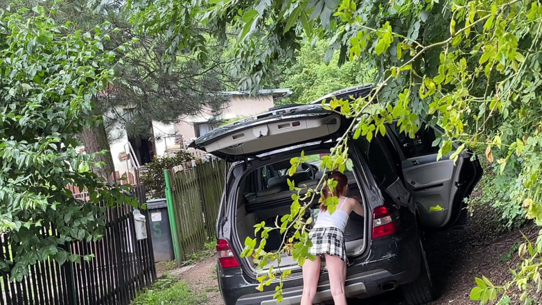 No panties TV: Гаряча руда в короткій спідниці завантажує машину