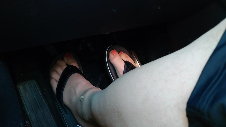 Carmen_Nylonjunge: Stoking nilon feet and flip flops di dalam mobil
