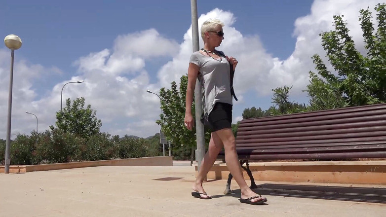 Watersports Media: Blondine mit kurzen haaren genießt es, im freien zu pissen