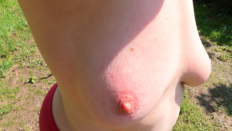 Bouncy Tits Action: Des mamelles pulpeuse se font battre au soleil