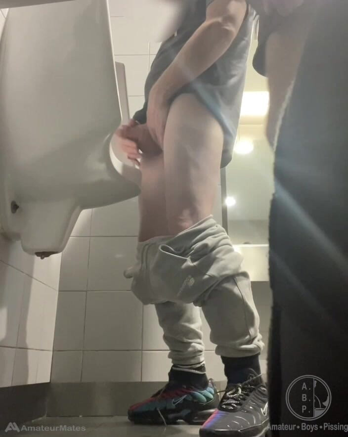 AmateurBoysPissing: 2 jungs in turnschuhen haben spaß im urinal auf öffentlichen toiletten