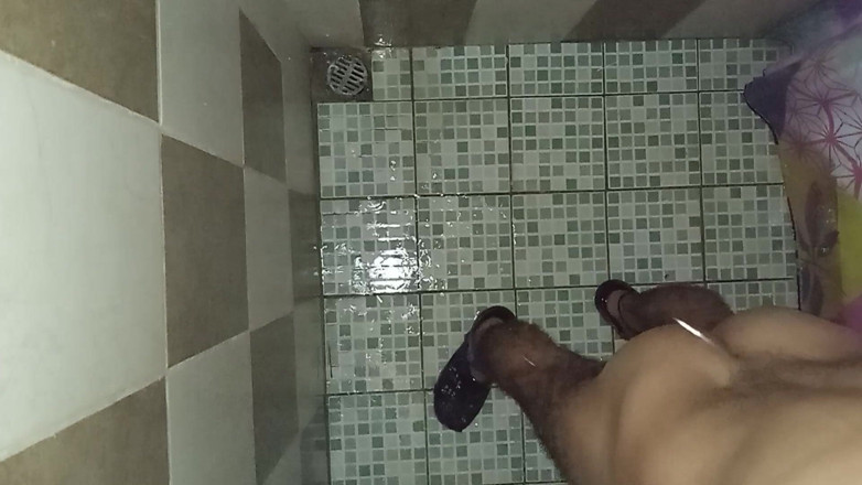 Cute boy jerks off: Chàng trai sung sướng trong bồn tắm cho vợ để gửi...