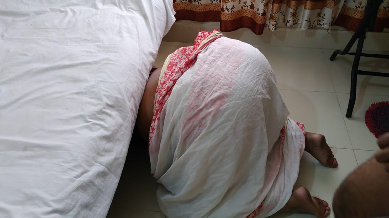 Aria Mia: Une belle-mère pakistanaise sexy se coince en balayant sous le...