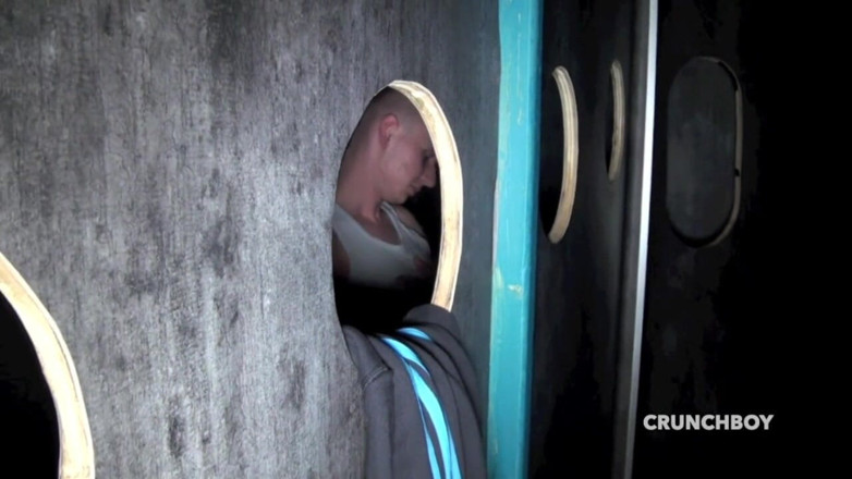 Sneaker gay: Dominazione di sottomissione sneaker nei gloryhole da parte di dritto