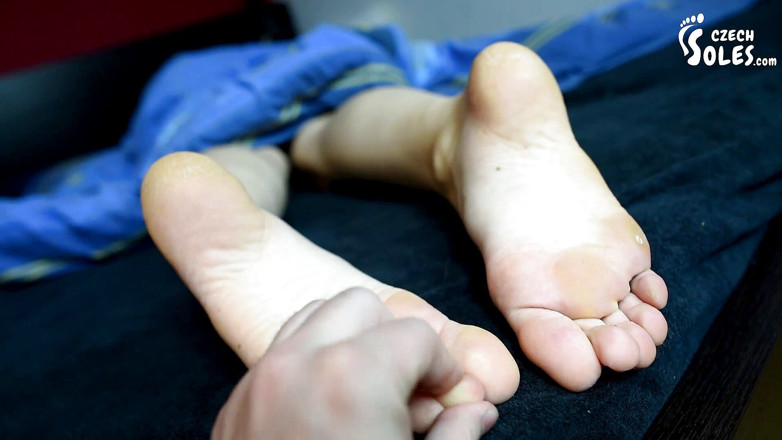 Czech Soles - foot fetish content: बिस्तर में पैरों की पूजा की जाती है - देखने का बिंदु