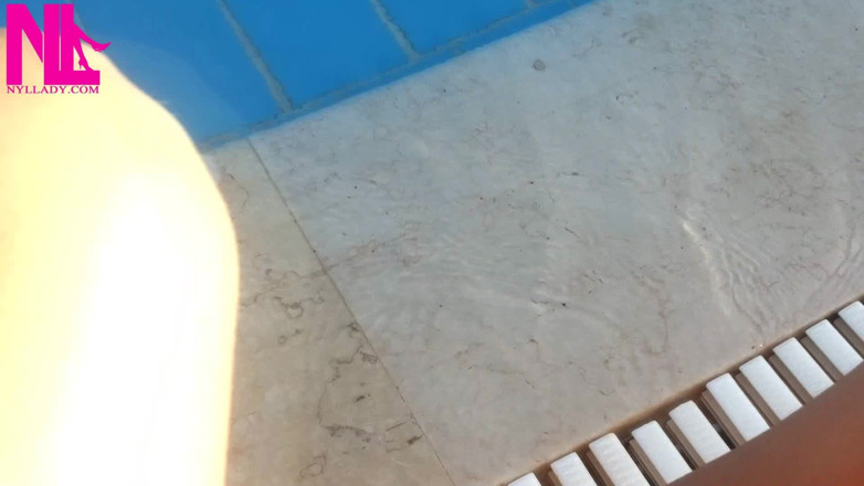 Nyllady: A piedi nudi penzoloni nell'acqua della piscina