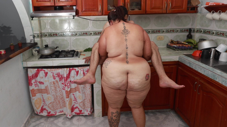 Lexly_16: Fottendo la moglie del mio amico in cucina