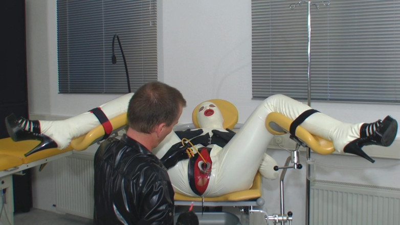 Rubber & Clinic Studio - 1ATOYS: Rubberslut sur le gynchair, partie 1