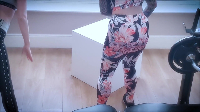 Elizabeth Hunny: Elizabeth Honey a Brooke Logan spolu cvičí
