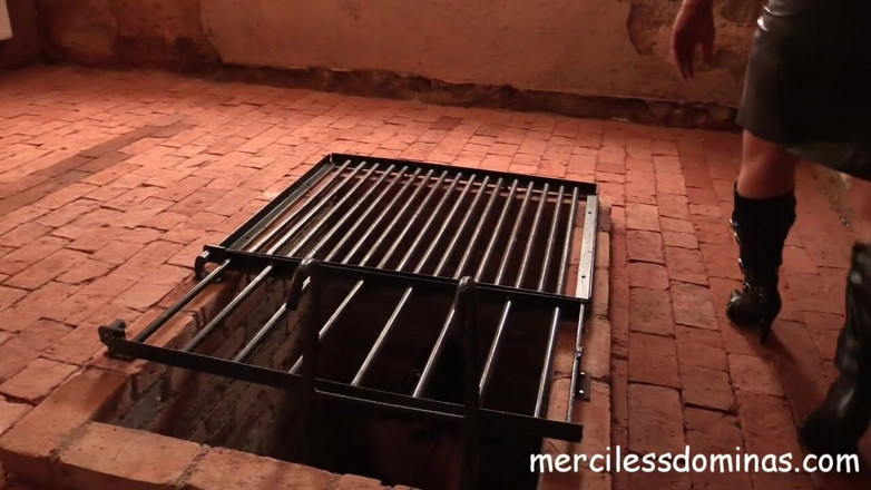 Merciless Dominas: Gevangene op de boerderij 3