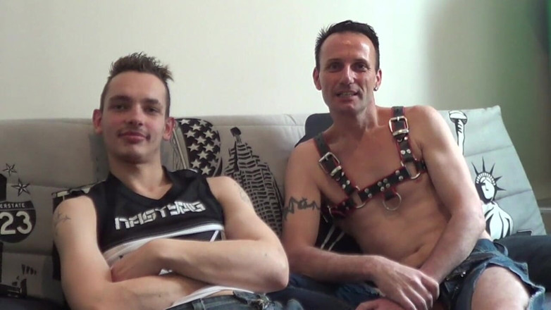 Gaybareback: Tata zerżnął na oklep przez dupę z dużym kutasem
