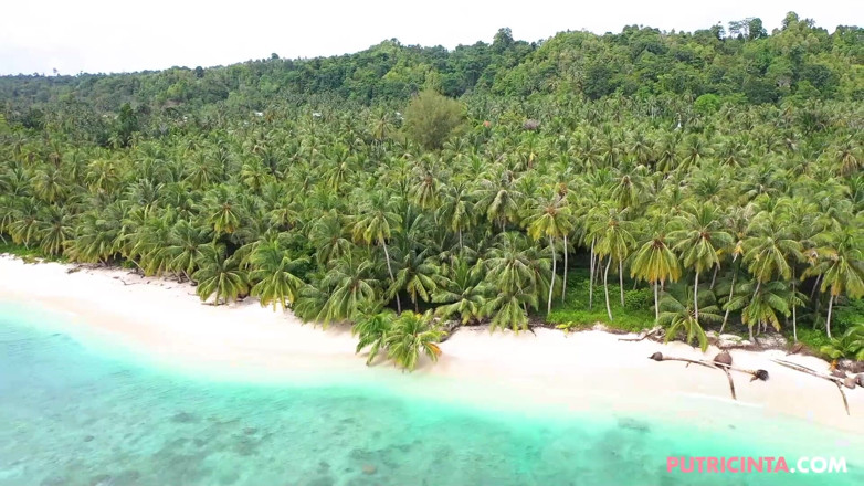 Putri Cinta: Putri Cinta, bombasse asiatique, dans 'Palm Beach'