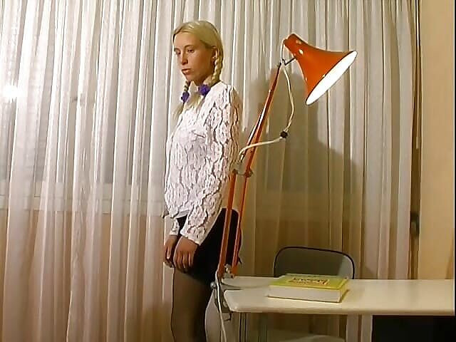 Videos Francaises: Blond nastolatka z Francji daje swoje dziewictwo analne twardemu kutasowi