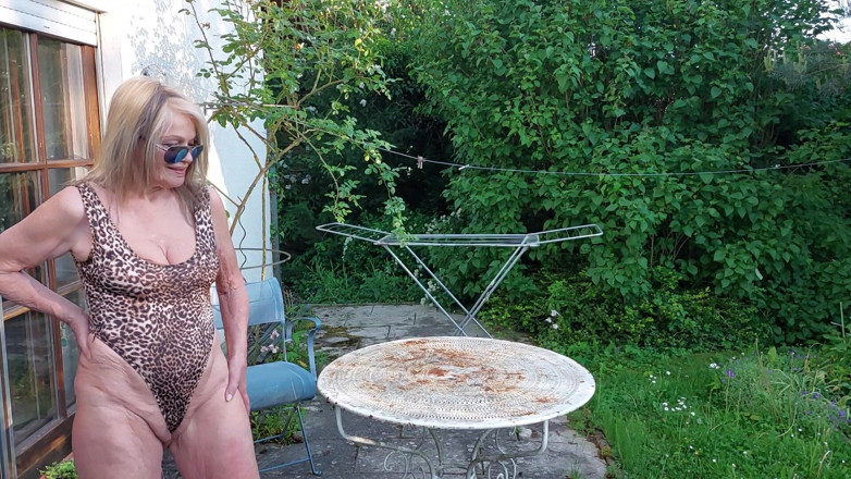 martinawest: Martina en un traje de baño leopardo brillante