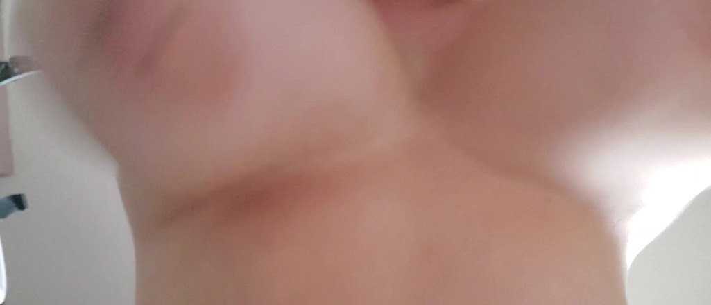 Missi Rae: Mai multe ca asta. O pulă groasă îmi fute țâțele uriașe până...