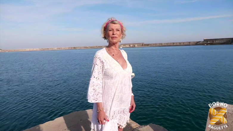 Porno Baguette: Eva, 70 jahre alt, will immer noch zwei schöne schwänze