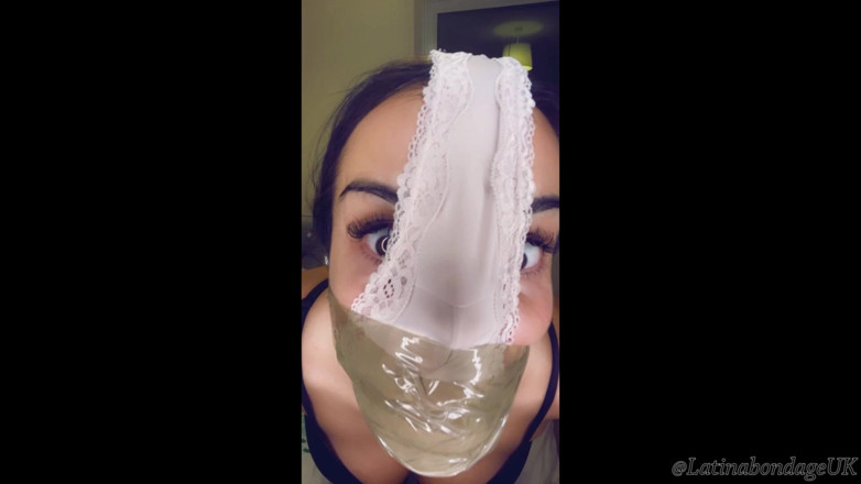 Latina Fetish: ラティーナがパンティで口を塞がれ、ラップギャグでテープで縛られる!