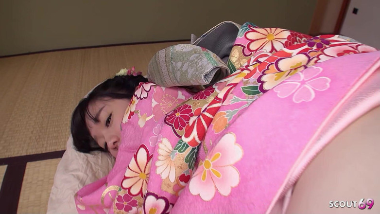 Asian porn collection: La magra teen giapponese yuna sedotta dal patrigno e scopata...
