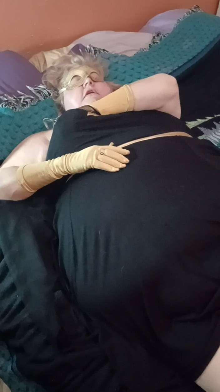 BBW nurse Vicki adventures with friends: BBW Masturbiert für dich mit ihren goldenen Handschuhen an!