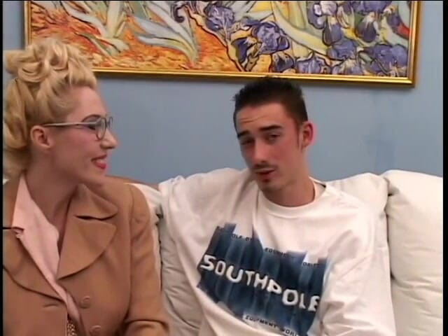 My MILF: Blonďatá děvka je ohnutá a ošukaná zezadu mladým zavěšeným hřebcem