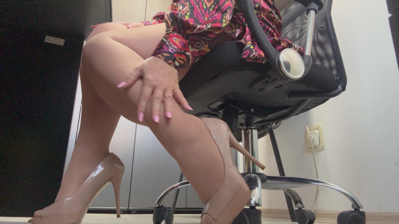 Step Mommy: Sexig och het styvmamma lyfter kjolen och visar upp sina...