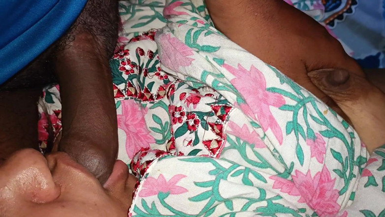 Catchybusty: Bhabhi klaar om te pijpen in een donkere nacht