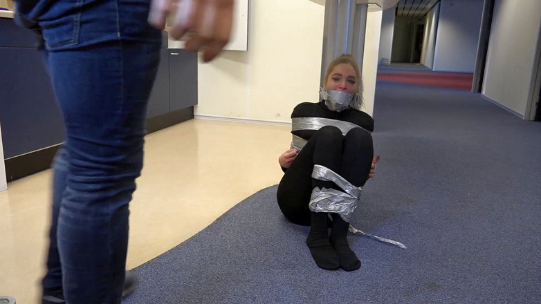 Restricting Ropes: La storta femmina viene beccata e solleticata